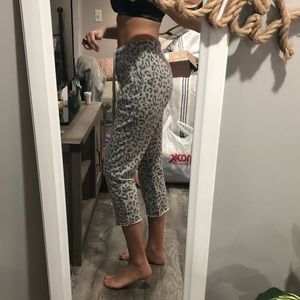 NWT Aerie Cropped Leopard sweat pants. Small gray